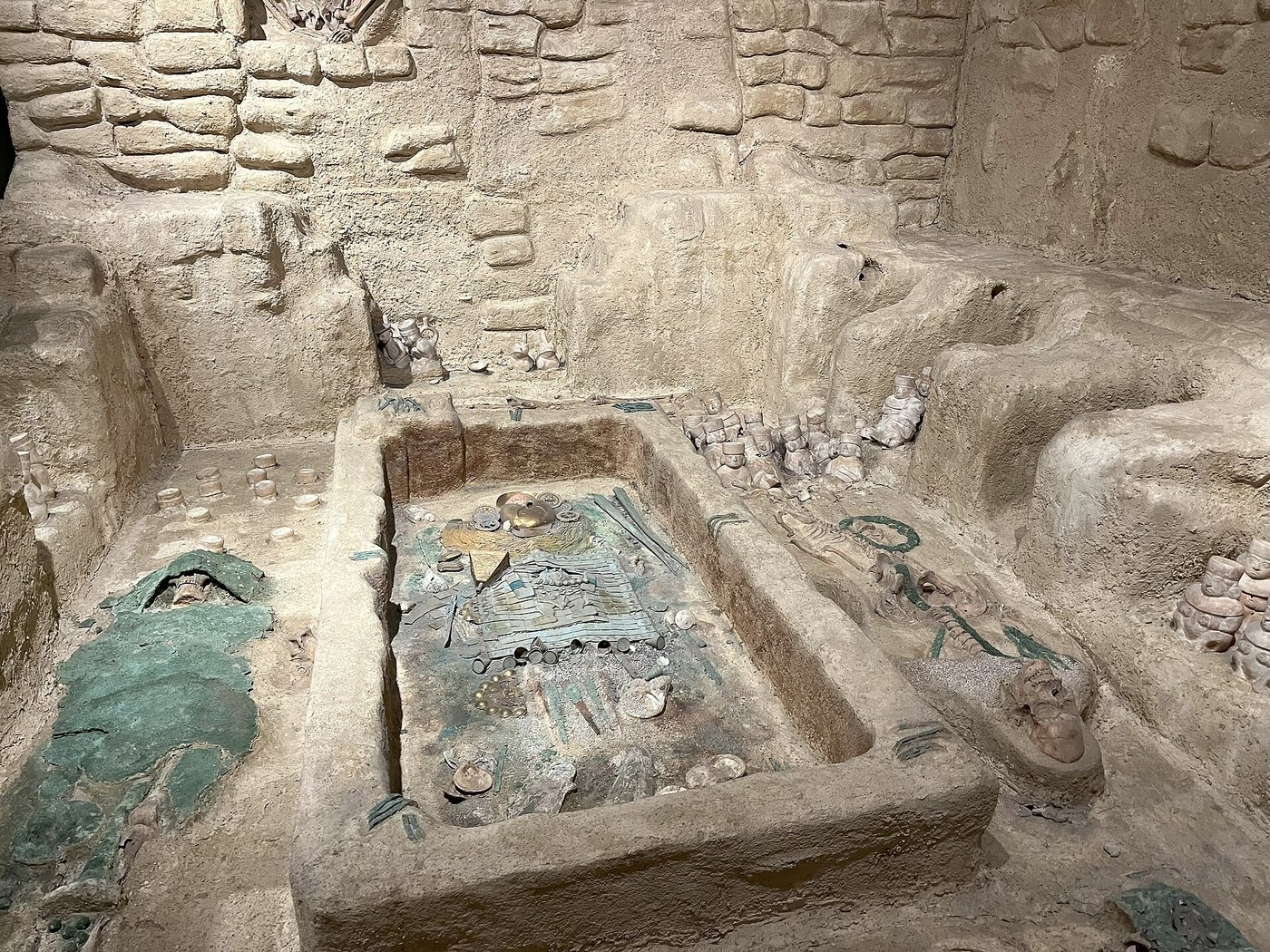 Museum reconstruction of the Sipán burial chamber: a central plank coffin surrounded by grave goods, ceramic vessels and the bones of attendant burials