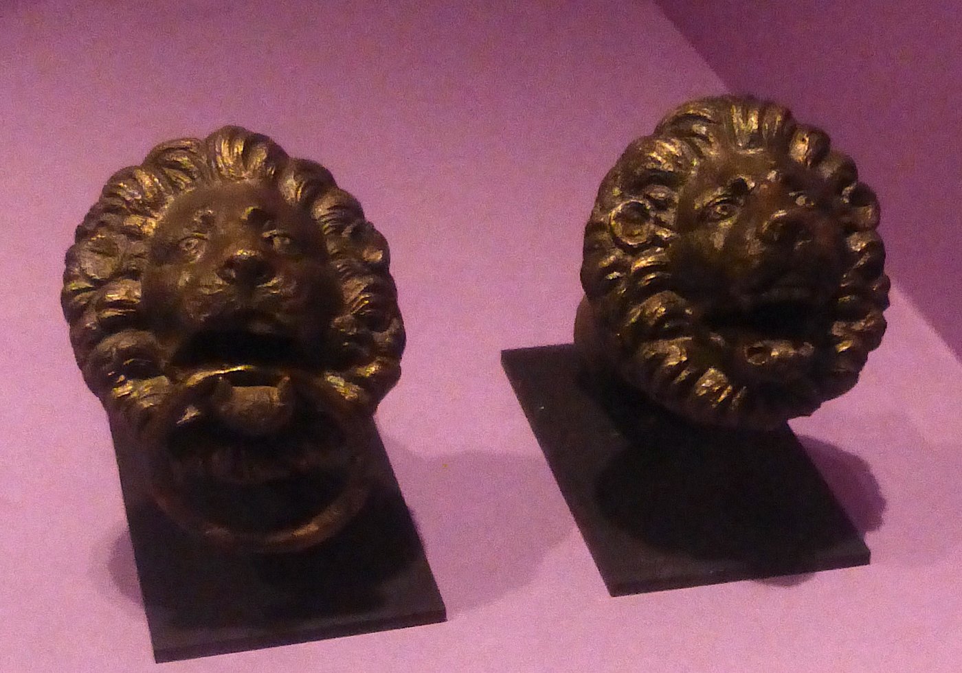 A carved stone doorway fitting from Qaryat al-Faw with two lion-head door knockers, dated to around the third century BCE