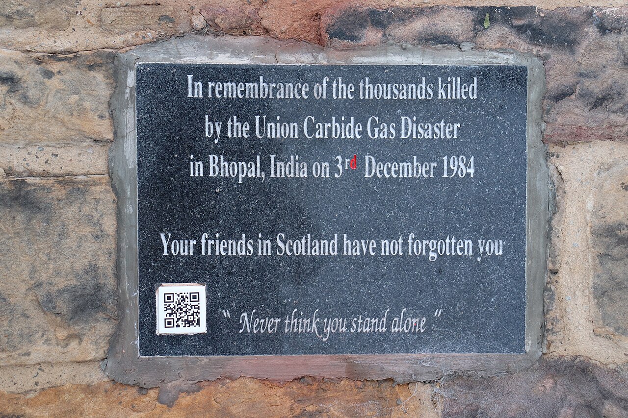 A memorial plaque remembering the victims of the Bhopal gas disaster