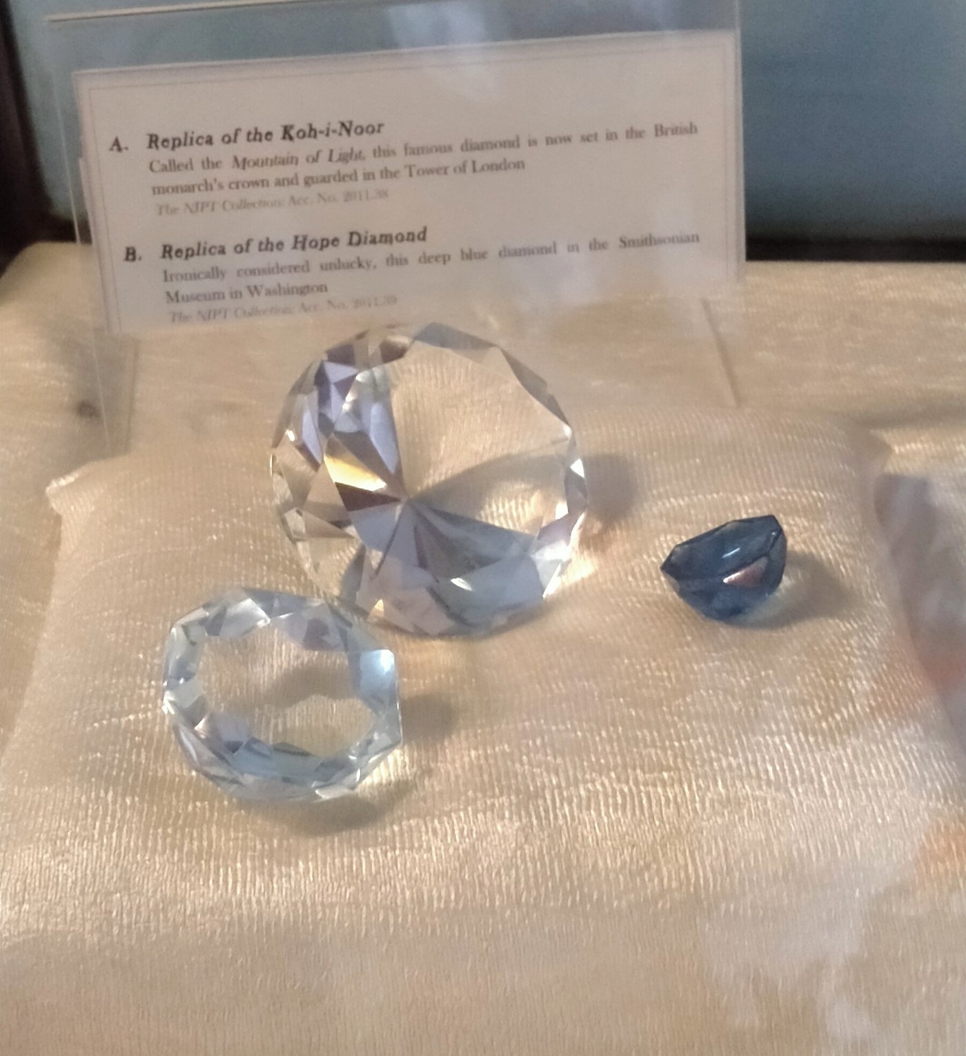 Close-up of a large cut diamond catching light, representative of the Koh-i-Noor's brilliant oval cut
