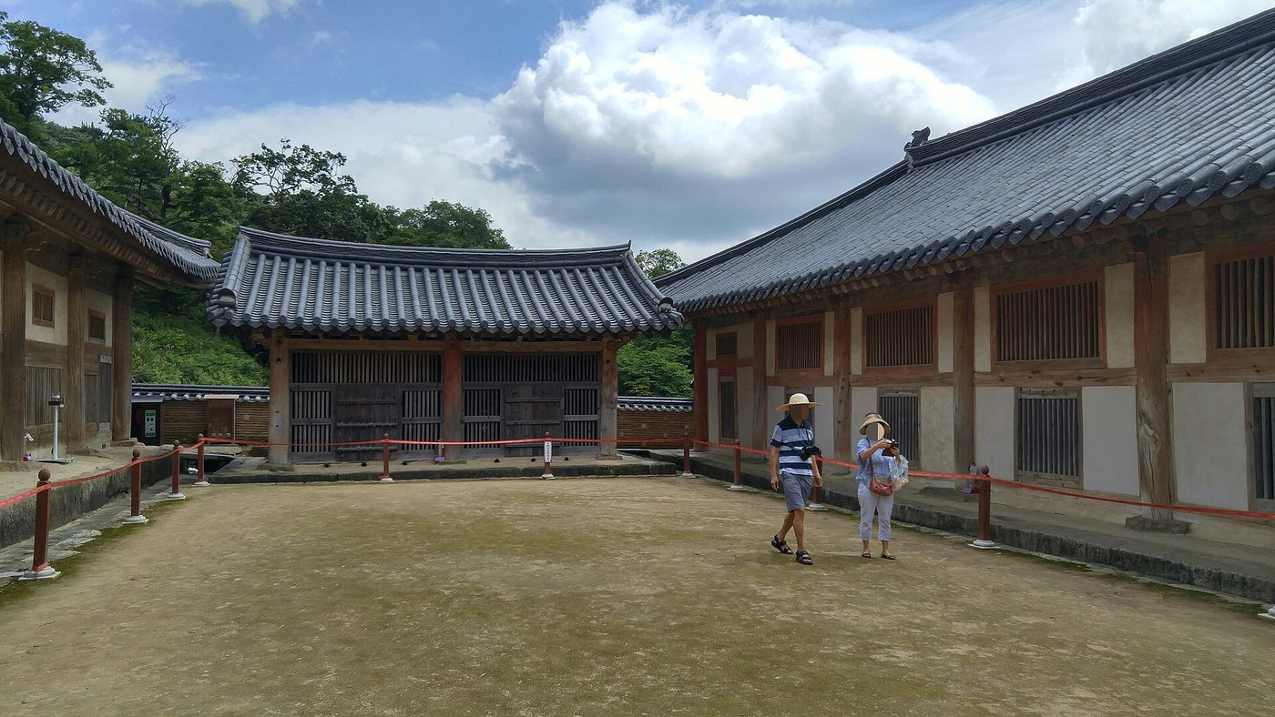 The long wooden depository hall of the Janggyeong Panjeon at Haeinsa, with rows of latticed windows