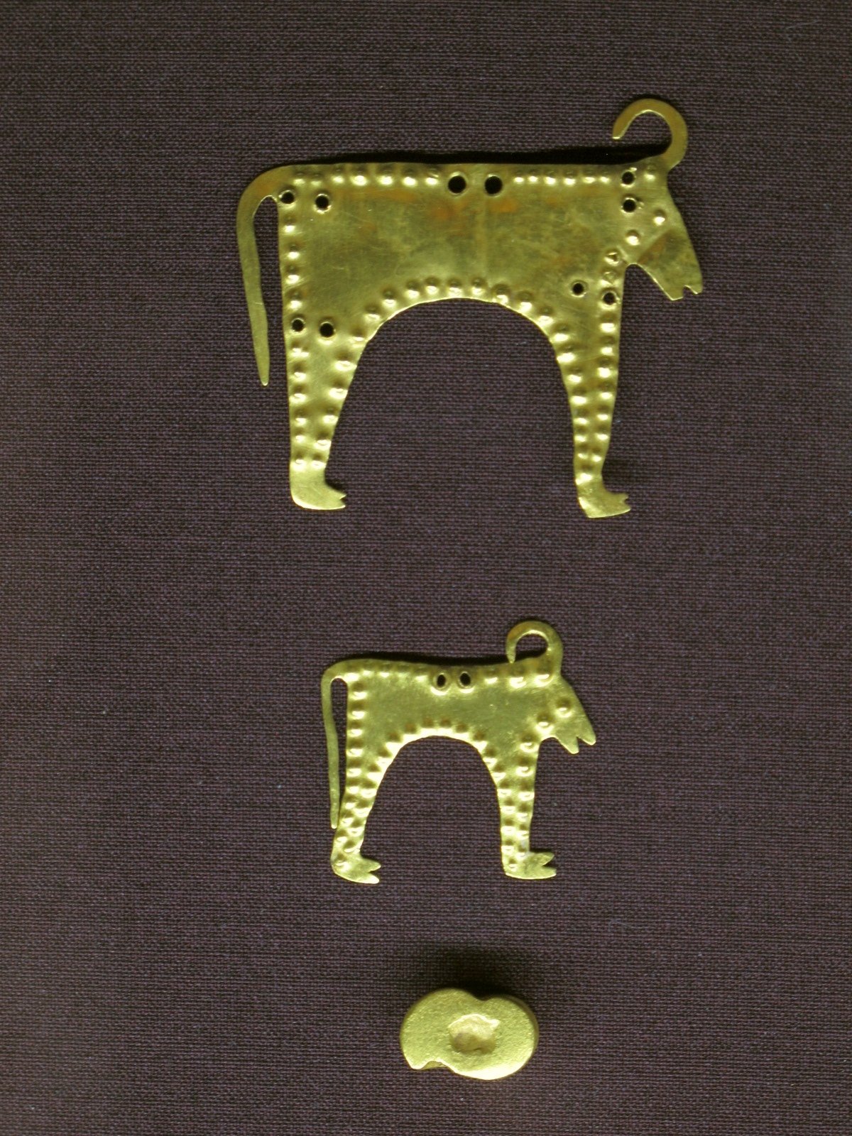 Two flat gold bull-shaped pendants from Grave 36 of the Varna necropolis